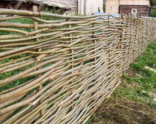 Из чего лучше сделать дешевый забор и ограждения