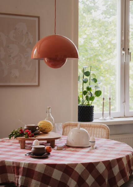 Маленькая шведская квартира с тёмным полом и спальней в нише (35 кв. м) Маленькая шведская квартира с тёмным полом и спальней в нише (35 кв. м)