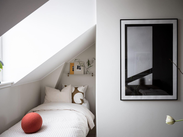 Чудеса компактности: крошечная мансардная квартира студента в Швеции (21 кв. м) Чудеса компактности: крошечная мансардная квартира студента в Швеции (21 кв. м)