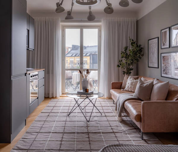 Стильная маленькая квартира с кожаным диваном и кроватью в шкафу (38 кв. м) Стильная маленькая квартира с кожаным диваном и кроватью в шкафу (38 кв. м)