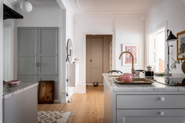 Песочные тона, кирпичная стена и обои: квартира в Гетеборге (91 кв. м) Песочные тона, кирпичная стена и обои: квартира в Гетеборге (91 кв. м)