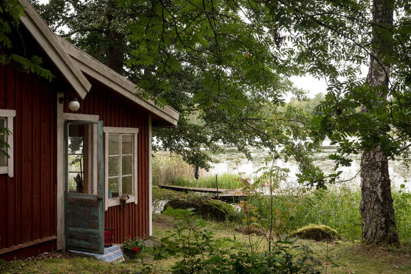 Маленькая шведская дача у озера с душевными интерьерами Маленькая шведская дача у озера с душевными интерьерами