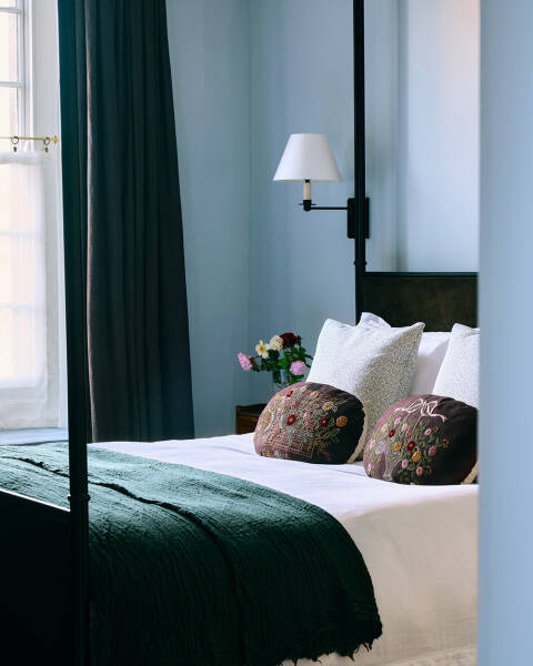 Старинный английский коттедж 18 века с предметами искусства в декоре Старинный английский коттедж 18 века с предметами искусства в декоре