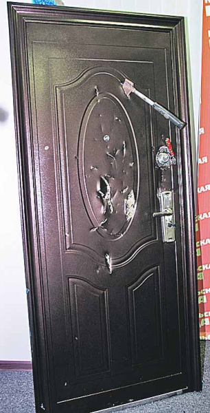 Нестандартное решение — двустворчатая металлическая входная дверь Нестандартное решение — двустворчатая металлическая входная дверь