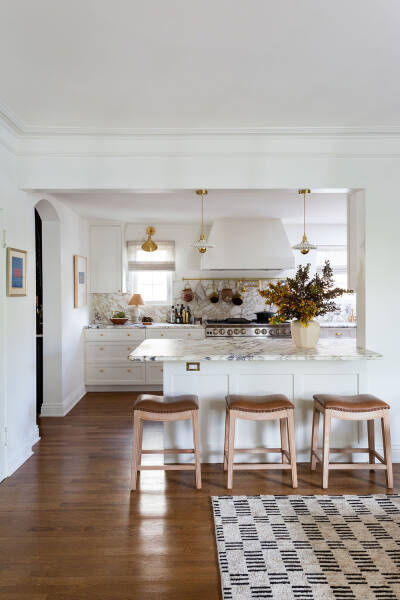 Красивые обои и детали вне времени: дом в Лос-Анджелесе