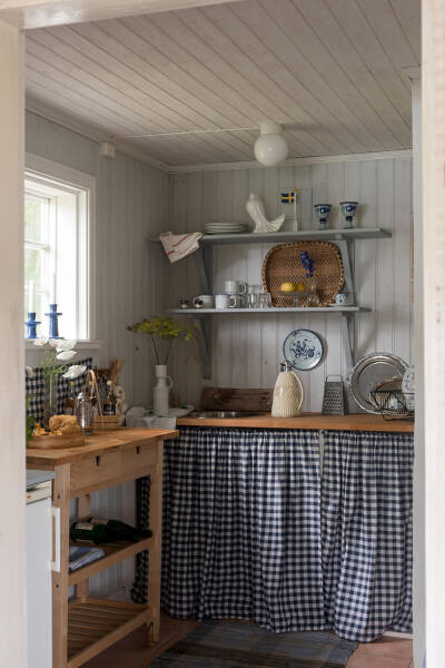 Маленькая шведская дача у озера с душевными интерьерами Маленькая шведская дача у озера с душевными интерьерами