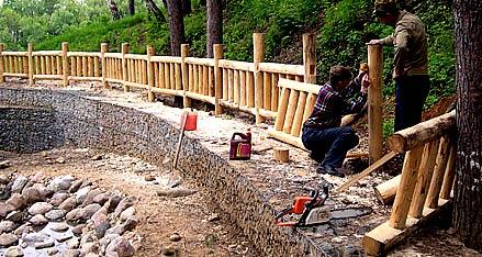 Строительство деревянных заборов из бруса