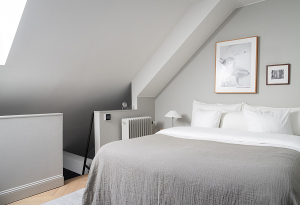 Компактная двухуровневая мансарда в центре Стокгольма (34 кв. м) Компактная двухуровневая мансарда в центре Стокгольма (34 кв. м)