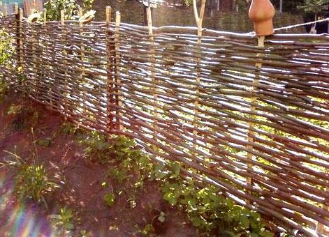 Возведение забора тын