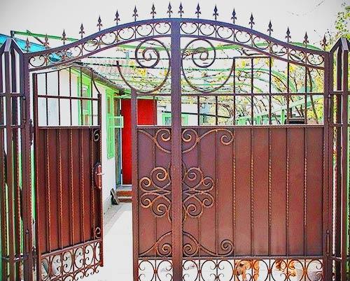 Распашные ворота со встроенной калиткой Распашные ворота со встроенной калиткой