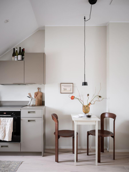 Чудеса компактности: крошечная мансардная квартира студента в Швеции (21 кв. м) Чудеса компактности: крошечная мансардная квартира студента в Швеции (21 кв. м)