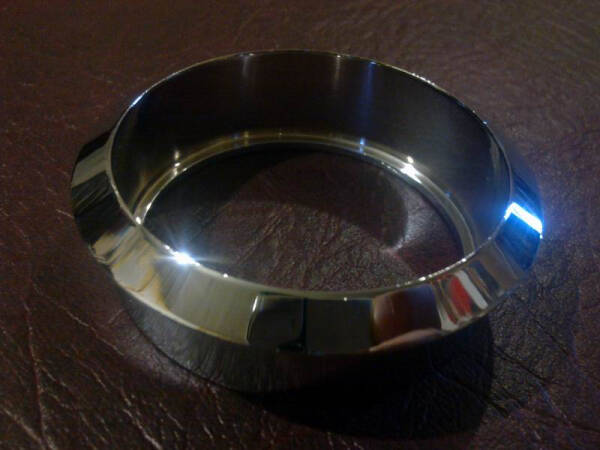 Нестандартное решение — двустворчатая металлическая входная дверь Нестандартное решение — двустворчатая металлическая входная дверь