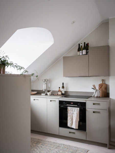 Чудеса компактности: крошечная мансардная квартира студента в Швеции (21 кв. м) Чудеса компактности: крошечная мансардная квартира студента в Швеции (21 кв. м)