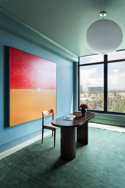 Свежие цвета и модный декор в дизайне квартиры в Лас-Вегасе Свежие цвета и модный декор в дизайне квартиры в Лас-Вегасе