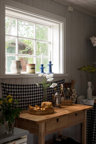 Маленькая шведская дача у озера с душевными интерьерами Маленькая шведская дача у озера с душевными интерьерами