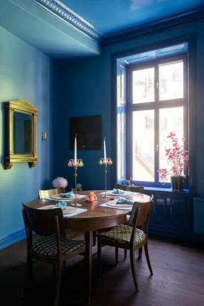 Интерьер не для всех: синяя квартира с красными дверями в Стокгольме (67 кв. м) Интерьер не для всех: синяя квартира с красными дверями в Стокгольме (67 кв. м)