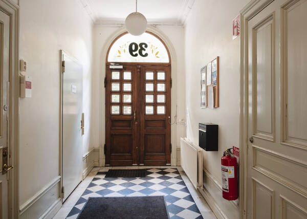 Арочные окна и тёплые оттенки: квартира на первом этаже в Стокгольме (66 кв. м) Арочные окна и тёплые оттенки: квартира на первом этаже в Стокгольме (66 кв. м)