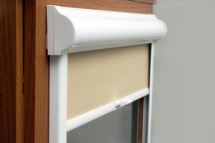 Рулонные шторы своими руками: пошаговая инструкция + нюансы выбора ткани и варианта скручивания Рулонные шторы своими руками: пошаговая инструкция + нюансы выбора ткани и варианта скручивания