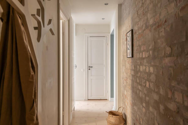 Светлая квартира с оливковыми стенами в Гётеборге (66 кв. м)