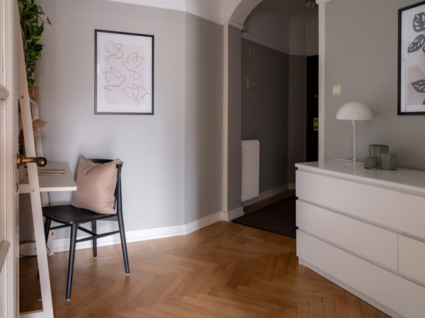 Стильная маленькая квартира с кожаным диваном и кроватью в шкафу (38 кв. м) Стильная маленькая квартира с кожаным диваном и кроватью в шкафу (38 кв. м)