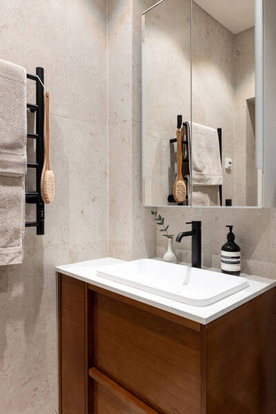 Серый потолок и библиотека: элегантная квартира с изюминкой в Стокгольме (69 кв. м) Серый потолок и библиотека: элегантная квартира с изюминкой в Стокгольме (69 кв. м)