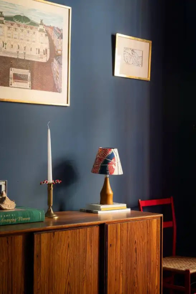 Интерьер не для всех: синяя квартира с красными дверями в Стокгольме (67 кв. м) Интерьер не для всех: синяя квартира с красными дверями в Стокгольме (67 кв. м)