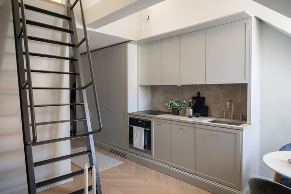 Компактная двухуровневая мансарда в центре Стокгольма (34 кв. м) Компактная двухуровневая мансарда в центре Стокгольма (34 кв. м)