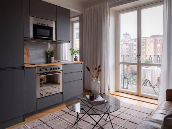 Стильная маленькая квартира с кожаным диваном и кроватью в шкафу (38 кв. м) Стильная маленькая квартира с кожаным диваном и кроватью в шкафу (38 кв. м)