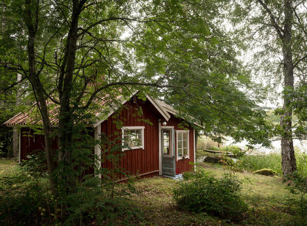 Маленькая шведская дача у озера с душевными интерьерами Маленькая шведская дача у озера с душевными интерьерами
