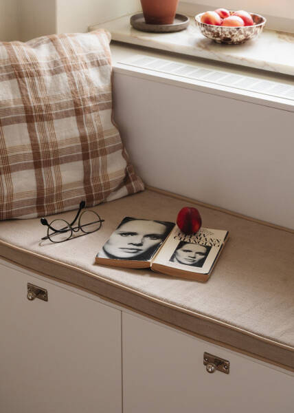 Арочные окна и тёплые оттенки: квартира на первом этаже в Стокгольме (66 кв. м) Арочные окна и тёплые оттенки: квартира на первом этаже в Стокгольме (66 кв. м)