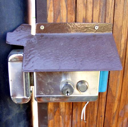 Установка калитки из профнастила Установка калитки из профнастила