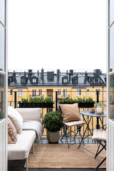 Серый потолок и библиотека: элегантная квартира с изюминкой в Стокгольме (69 кв. м) Серый потолок и библиотека: элегантная квартира с изюминкой в Стокгольме (69 кв. м)