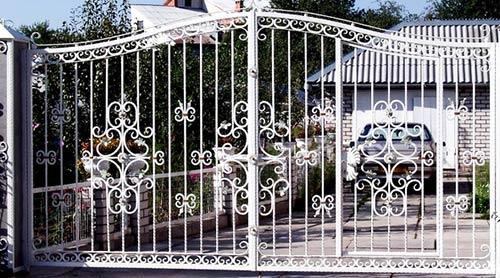 Распашные ворота со встроенной калиткой Распашные ворота со встроенной калиткой