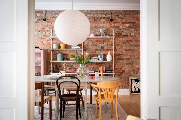 Песочные тона, кирпичная стена и обои: квартира в Гетеборге (91 кв. м) Песочные тона, кирпичная стена и обои: квартира в Гетеборге (91 кв. м)