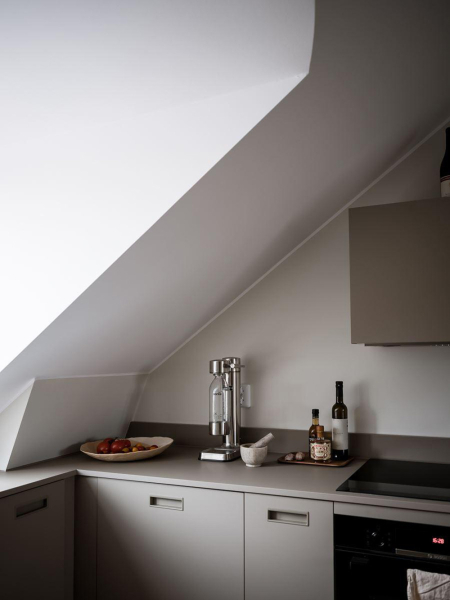 Чудеса компактности: крошечная мансардная квартира студента в Швеции (21 кв. м) Чудеса компактности: крошечная мансардная квартира студента в Швеции (21 кв. м)