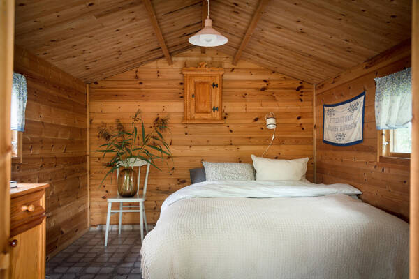 Маленькая шведская дача у озера с душевными интерьерами Маленькая шведская дача у озера с душевными интерьерами