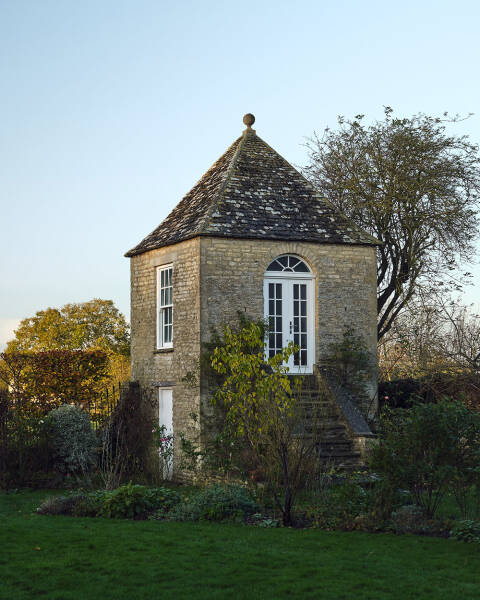 Старинный английский коттедж 18 века с предметами искусства в декоре Старинный английский коттедж 18 века с предметами искусства в декоре