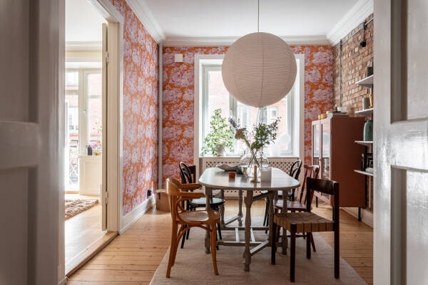 Песочные тона, кирпичная стена и обои: квартира в Гетеборге (91 кв. м) Песочные тона, кирпичная стена и обои: квартира в Гетеборге (91 кв. м)