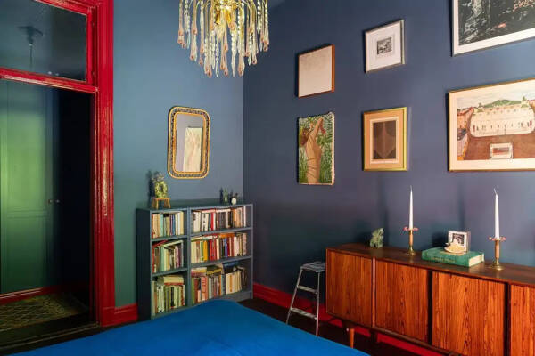 Интерьер не для всех: синяя квартира с красными дверями в Стокгольме (67 кв. м) Интерьер не для всех: синяя квартира с красными дверями в Стокгольме (67 кв. м)