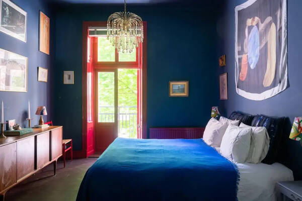 Интерьер не для всех: синяя квартира с красными дверями в Стокгольме (67 кв. м) Интерьер не для всех: синяя квартира с красными дверями в Стокгольме (67 кв. м)