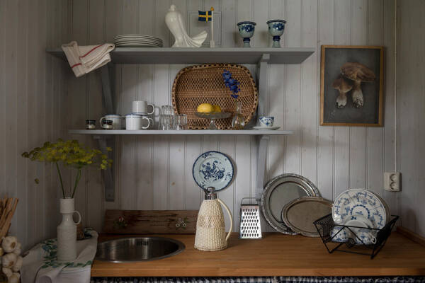 Маленькая шведская дача у озера с душевными интерьерами Маленькая шведская дача у озера с душевными интерьерами