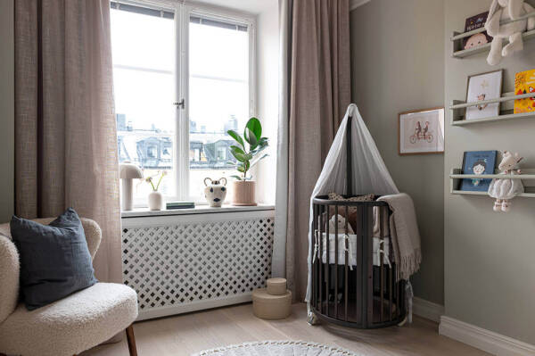 Серый потолок и библиотека: элегантная квартира с изюминкой в Стокгольме (69 кв. м) Серый потолок и библиотека: элегантная квартира с изюминкой в Стокгольме (69 кв. м)