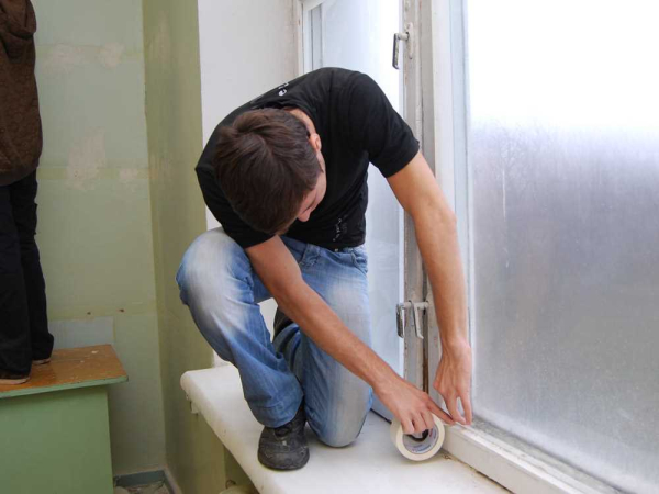 Дополнительное утепление пластиковых окон на зиму: как и чем заклеить? Дополнительное утепление пластиковых окон на зиму: как и чем заклеить?