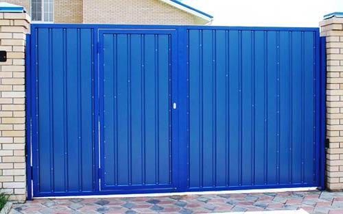 Распашные ворота со встроенной калиткой Распашные ворота со встроенной калиткой