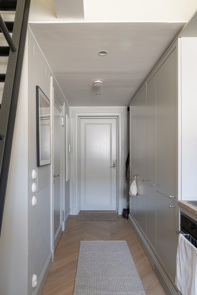 Компактная двухуровневая мансарда в центре Стокгольма (34 кв. м) Компактная двухуровневая мансарда в центре Стокгольма (34 кв. м)