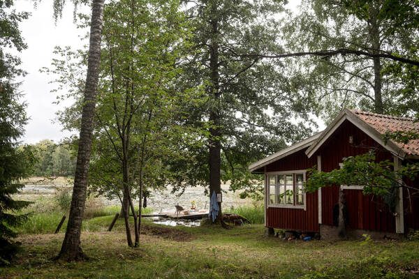Маленькая шведская дача у озера с душевными интерьерами Маленькая шведская дача у озера с душевными интерьерами