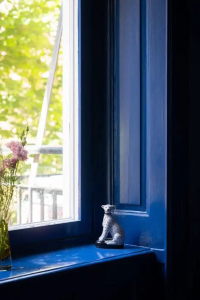 Интерьер не для всех: синяя квартира с красными дверями в Стокгольме (67 кв. м) Интерьер не для всех: синяя квартира с красными дверями в Стокгольме (67 кв. м)