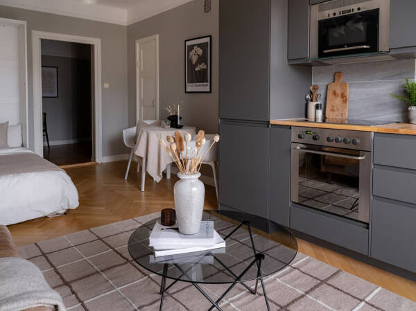 Стильная маленькая квартира с кожаным диваном и кроватью в шкафу (38 кв. м) Стильная маленькая квартира с кожаным диваном и кроватью в шкафу (38 кв. м)