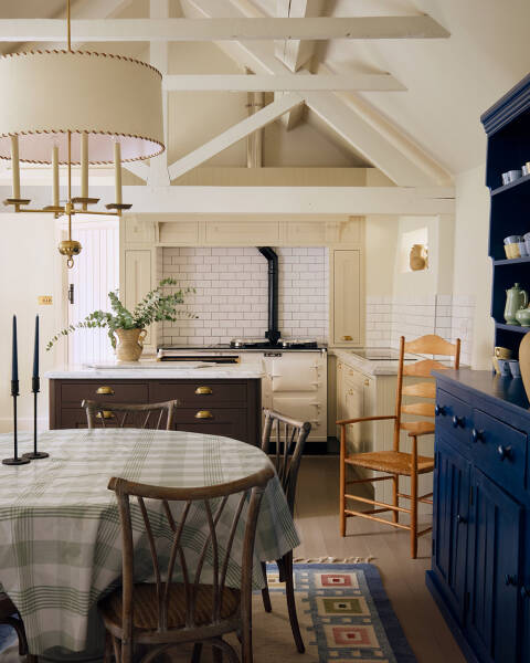 Старинный английский коттедж 18 века с предметами искусства в декоре Старинный английский коттедж 18 века с предметами искусства в декоре