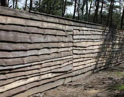 Строительство забора из необрезной доски Строительство забора из необрезной доски